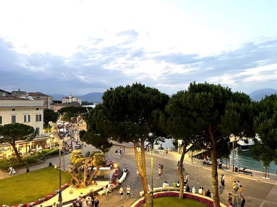 Attico In Piazza Matteotti Apartment Desenzano del Garda Exterior foto